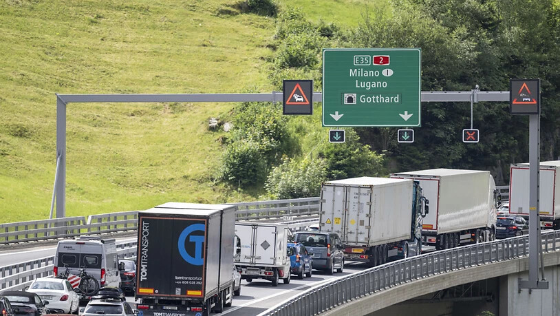 Erwartungsgemäss werden die A2 vor dem Gotthardtunnel sowie die A13 auf der San Bernardino-Route von einem hohen Verkehrsaufkommen betroffen sein. (Archivbild)