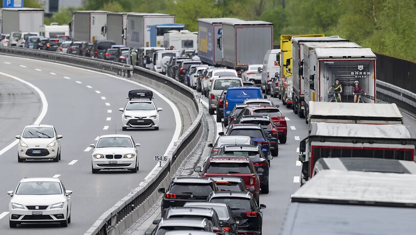 Am Karfreitag bot sich auf der Zufahrt zum Gotthard-Tunnel im Kanton Uri einmal mehr das gewohnte Bild. (Archivbild)