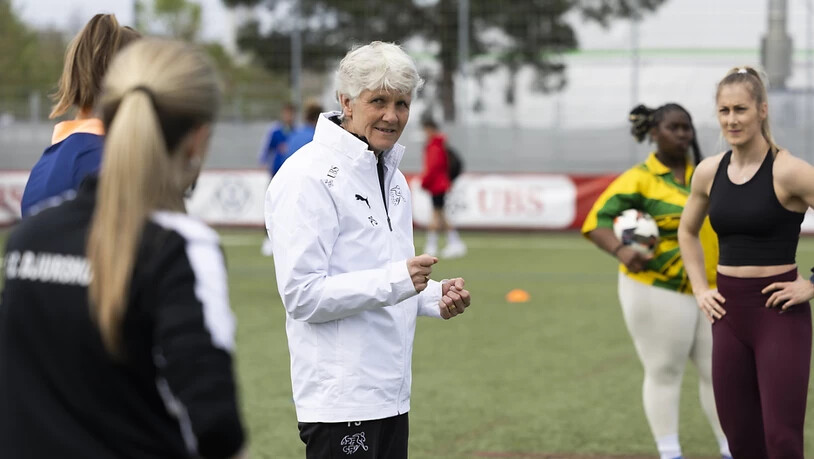Die Trainerin der Schweizer Frauen-Nationalmannschaft Pia Sundhage (Mitte) spricht am Montag in Bern mit den anwesenden Influencerinnen.