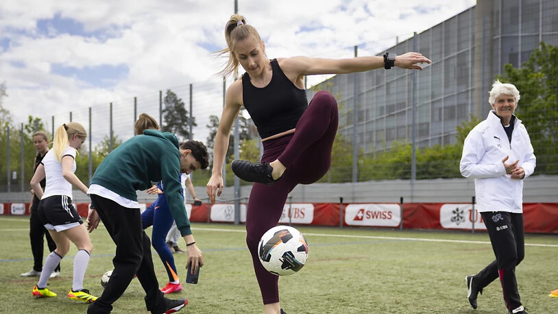 Die französische Influencerin Melody Donchet jongliert vor Pia Sundhage.
