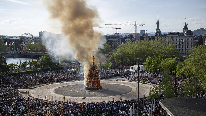 Der letzte Knall liess auf sich warten - die ersten Böller des Böögs am Sechseläuten 2025 explidierten bereits nach rund 16 Minuten. Bis zum Schlussknall dauerte es weitere 10 Minuten.
