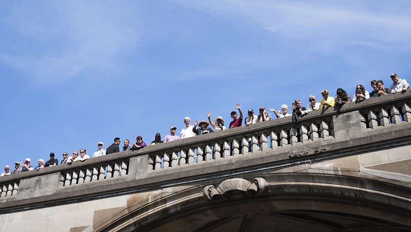 Das frühlingshafte Wetter lockte zahlreiche Zuschauerinnen und Zuschauer ans Zürcher Sechseläuten 2025.