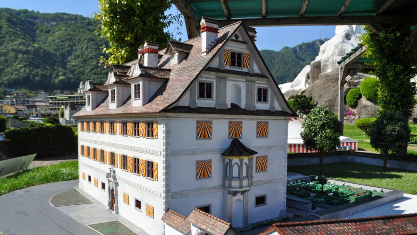 Der Freulerpalast aus dem Kanton Glarus ist seit Montag in Miniformat wieder im Freiluftmuseum Swissminiatur im tessinerischen Melide ausgestellt.