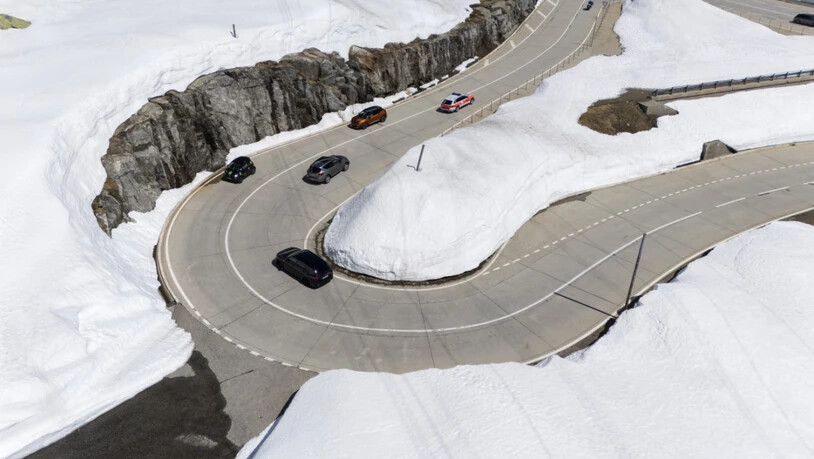 Die ersten Autos fahren über den Pass.