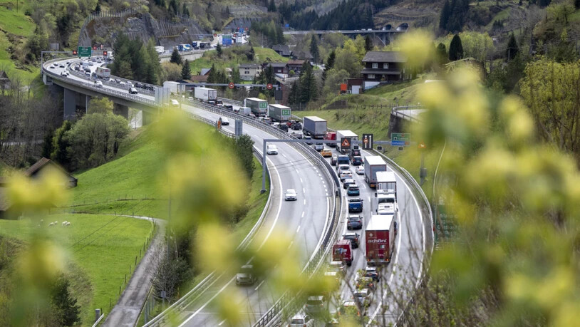 Wie hier vor Ostern staute sich auch am Mittwoch der Reiseverkehr vor dem Gotthard-Tunnel in Richtung Süden auf mehreren Kilometern Länge. (Archivbild)