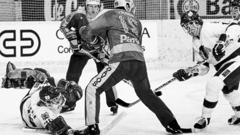 1982 (mit der University of North Dakota in weiss) spielte letztmals ein College-Team am Spengler Cup