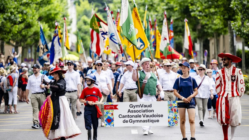 Junge und ältere Mitglieder des Waadtländer Turnverbands am Umzug vom Samstag durch Lausanne.