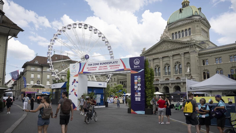 Der Bundesplatz lädt seit Dienstag zur grossen Fussballparty.