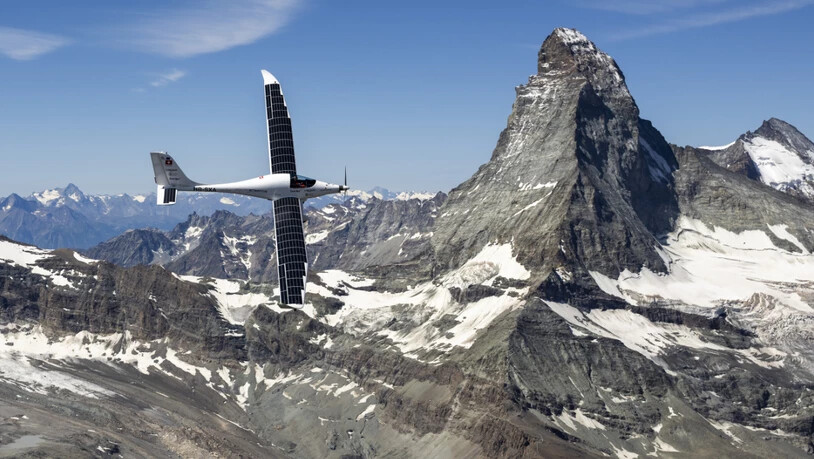 Das Solarflugzeug Solarstratos flug um das Matterhorn.