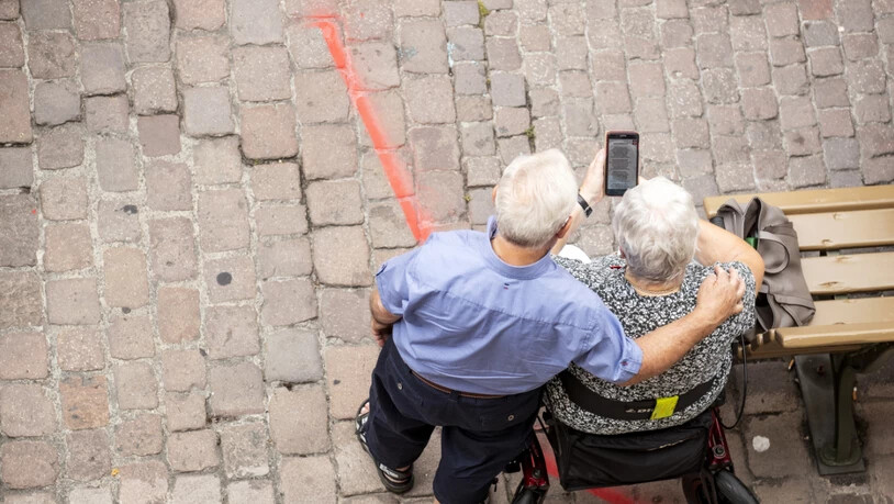 Auch ältere Menschen nutzen zunehmend das Smartphone für ihren Internetzugang. (Archivbild)