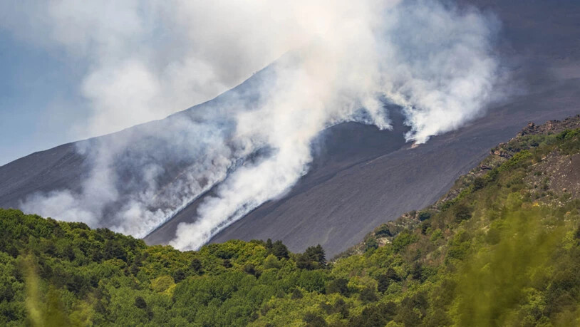 ARCHIV - Rauchschwaden steigen vom Vulkan Ätna auf. Der Ätna auf der italienischen Mittelmeerinsel Sizilien ist erneut ausgebrochen. Foto: Giuseppe Distefano/AP/dpa