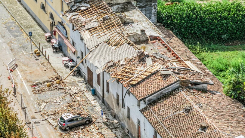 dpatopbilder - Eine Luftaufnahme zeigt starke Beschädigungen nach Unwettern in Italien. Hier zu sehen ist der Bereich von Verretto in Norditalien. Foto: Jason Tschepljakow/dpa