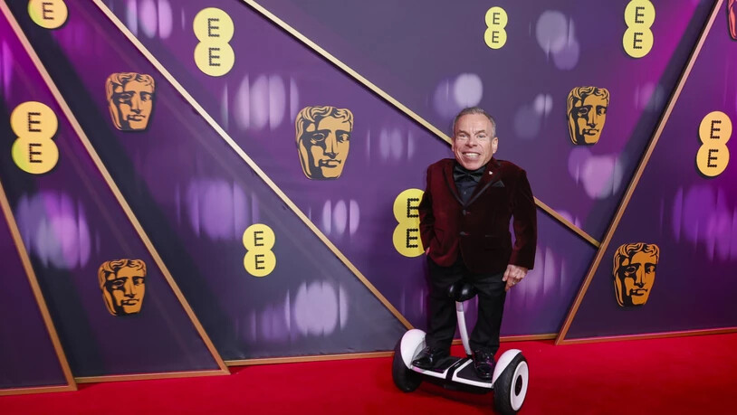 ARCHIV - Warwick Davis kommt zur 78. Verleihung der Bafta Film Awards in der Royal Festival Hall. Foto: Joel C Ryan/Invision/dpa
