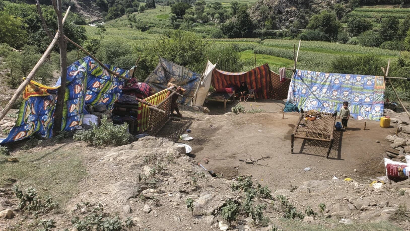 Eine afghanische Familie richtet eine Behelfsunterkunft ein, nachdem ihr Haus durch ein starkes Erdbeben zerstört wurde. Foto: Hedayat Shah/AP/dpa/Archivbild