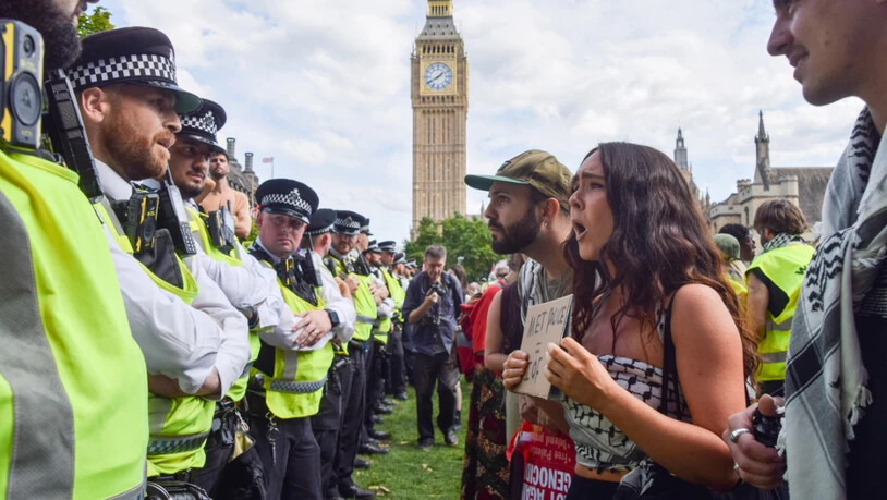 Demonstranten konfrontieren Polizeibeamte auf dem Parliament Square in London. Foto: Vuk Valcic/ZUMA Press Wire/dpa