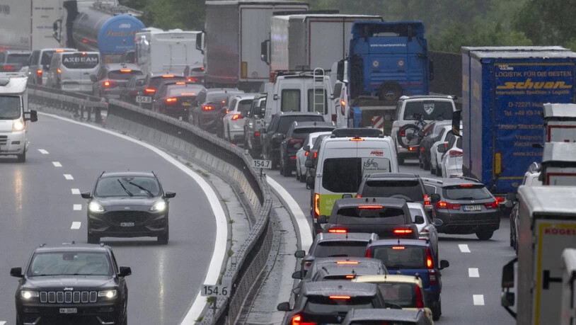 Auch an diesem Wochenende staut sich der Verkehr am Nord- und Südportal des Gotthard-Tunnels. (Archivbild)