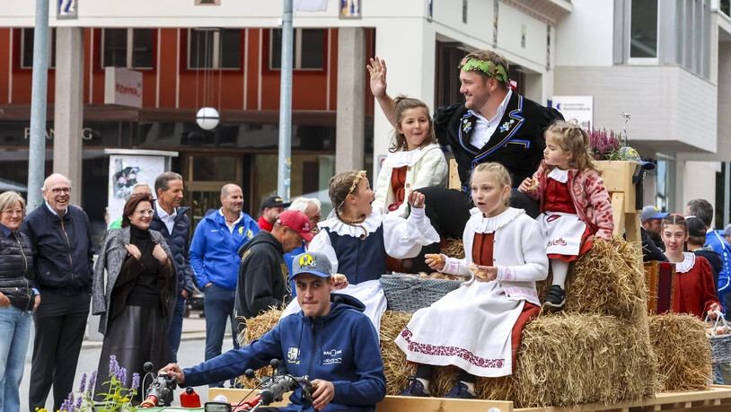 Umzug durch Davos: Christian Biäsch wird duch seine Heimat gefahren. 