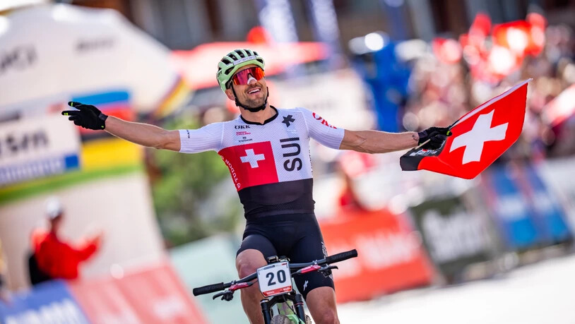 Grosser Jubel: Obwohl Nino Schurter mit WM-Platz 42 nicht mehr überzeugen kann, lässt er sich in Crans-Montana feiern. Grosser Jubel: Obwohl Nino Schurter mit WM-Platz 42 nicht mehr überzeugen kann, lässt er sich in Crans-Montana feiern.