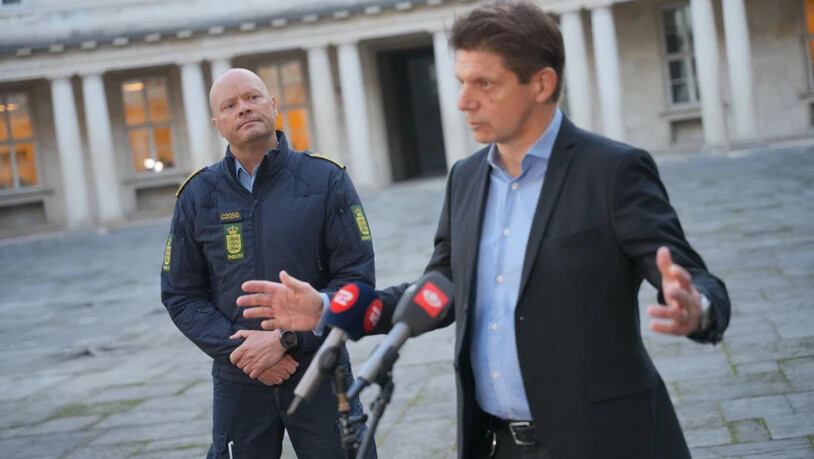 Kopenhagens Polizeiinspektor Jens Jespersen (l) und der Betriebsleiter von Naviair, Kristoffer Plenge-Brandt, halten eine gemeinsame Pressekonferenz in der Polizeizentrale in Kopenhagen. Foto: Emil Helms/Ritzau Scanpix Foto/AP/dpa