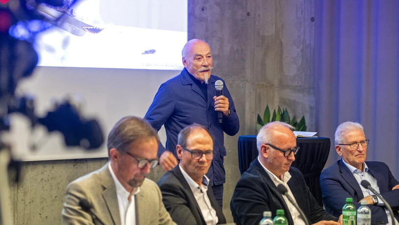 «Bubieinfach und extrem transparent»: Weisse-Arena-Präsident Reto Gurtner schildert vor den Medien seine Sicht des geplanten Deals, unterstützt von Mediensprecher Christian Gartmann und den Gemeindepräsidenten Norbert Good (Falera), Christoph Schmidt (Flims) und Franz Gschwend (Laax) (von links).
