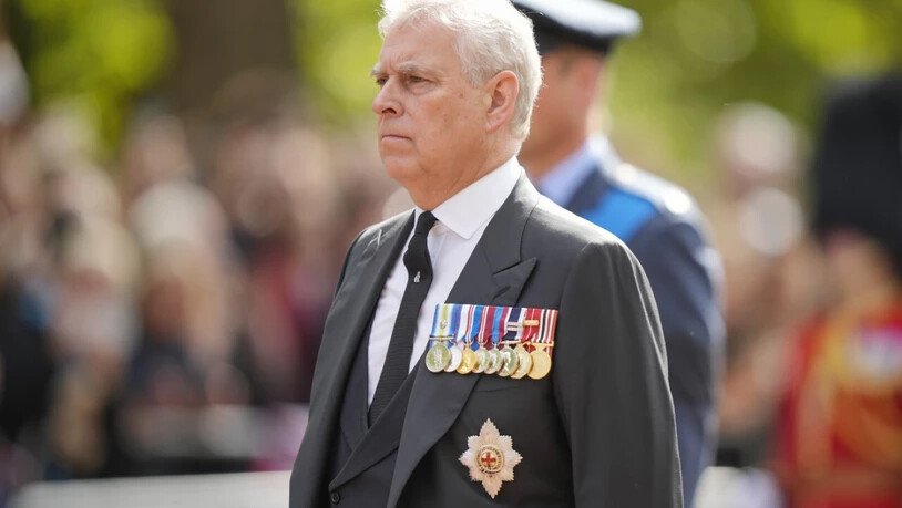 ARCHIV - Der britische Prinz Andrew folgt dem Sarg von Königin Elizabeth II. während der Prozession vom Buckingham Palace zur Westminster Hall. Foto: Martin Meissner/AP Pool/dpa