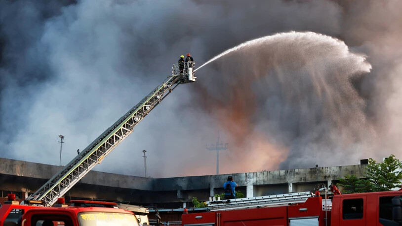 Feuerwehrleute bei der Bekämpfung des Brands am Samstag.