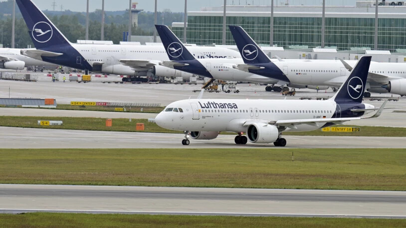 ARCHIV - Ein Lufthansa-Flugzeug startet vom Flughafen München. Foto: Malin Wunderlich/dpa/Archiv