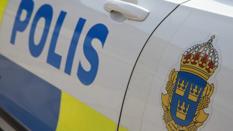 ARCHIV - Ein Polizeiauto steht vor der Polizeiwache in Lund. Auf dem Wagen ist das Logo der schwedischen Polizei und der Schriftzug «Polis» (Polizei) zu sehen. Foto: Steffen Trumpf/dpa