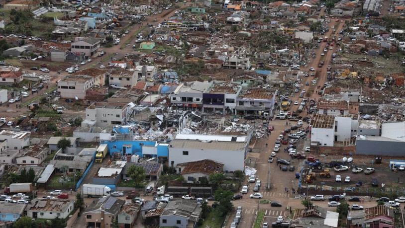 HANDOUT - Von einem Tornado zerstörte Häuser in Rio Bonito do Iguaçu. Foto: Jonathan Campos/Parana Government/AP/dpa - ACHTUNG: Nur zur redaktionellen Verwendung im Zusammenhang mit der aktuellen Berichterstattung und nur mit vollständiger Nennung des…