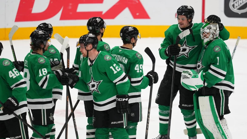 Die Dallas Stars mit Lian Bichsel (2.v.r.) bejubeln den neuesten Sieg gegen die Seattle Kraken