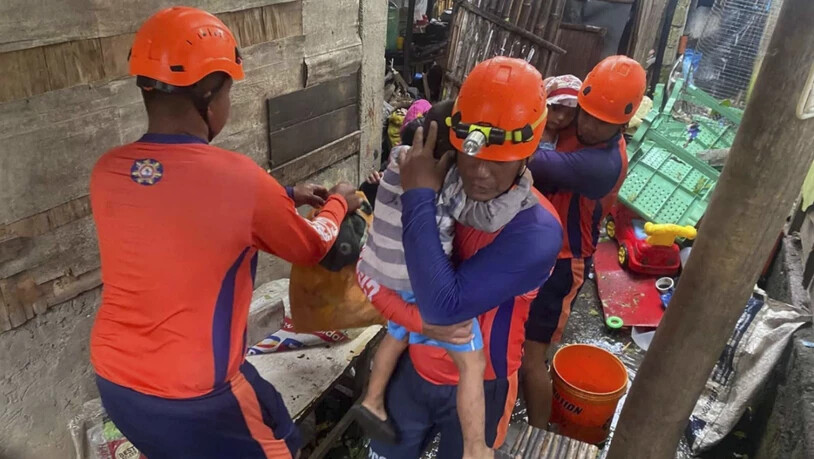 HANDOUT - Auf diesem von der philippinischen Küstenwache zur Verfügung gestellten Foto evakuieren Rettungskräfte Bewohner im Ort Virac. Foto: Uncredited/Philippine Coast Guard/AP/dpa - ACHTUNG: Nur zur redaktionellen Verwendung und nur mit vollständiger…
