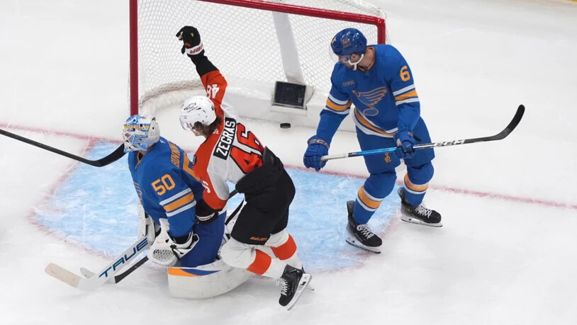 Philadelphias Trevor Zegras (Mitte) jubelt im Mitteldrittel über sein Tor zum 3:3-Ausgleich auswärts gegen die St. Louis Blues