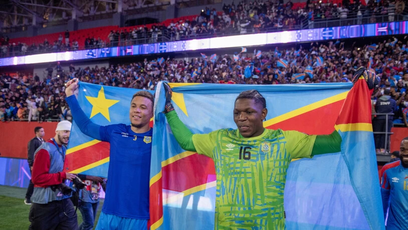 Timothy Fayulu (rechts) sichert der DR Kongo in der WM-Qualifikation das Weiterkommen