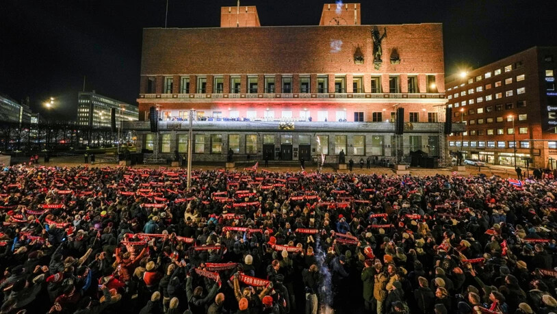 Die Fans bereiteten Norwegens Fussball-Nationalmannschaft in Oslo einen grossen Empfang