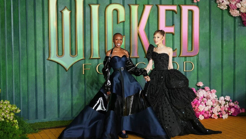 ARCHIV - Cynthia Erivo, links, und Ariana Grande posieren für Fotografen bei ihrer Ankunft bei der Premiere des Films "Wicked For Good" in London. Foto: Scott A Garfitt/Invision/dpa