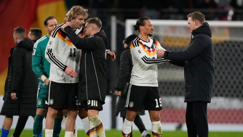 Julian Nagelsmann (rechts) qualifiziert sich mit Deutschland für die WM 2026