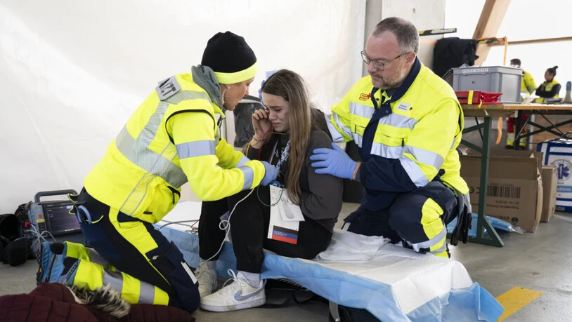 An der Rettungsübung im Lötschbergtunnel beteiligten sich rund 1000 Personen: Medizinisches Personal "behandelt" eine Statistin im BLS-Interventionszentrum.