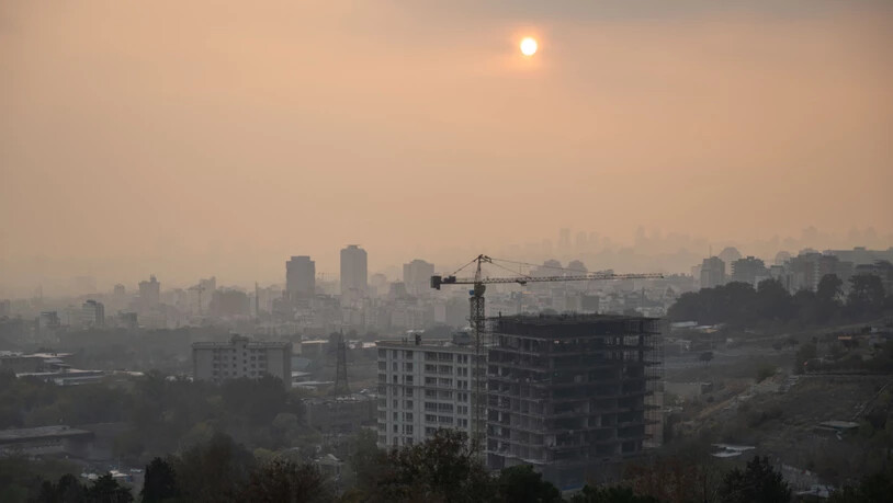 ARCHIV - Dichter Smog hängt über der iranischen Hauptstadt Teheran. Foto: Arne Immanuel Bänsch/dpa
