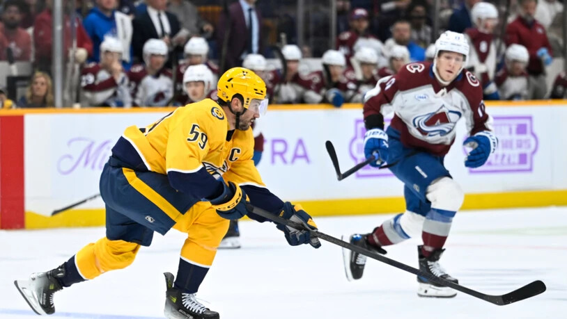 Roman Josi (im gelben Shirt) fliegt wieder über das Eis