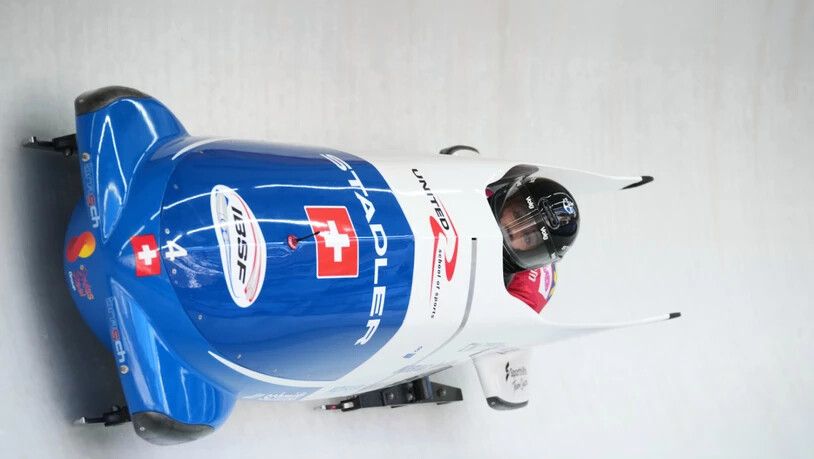 Melanie Hasler und die unsichtbare Nadja Pasternack schiessen auf der Olympiabahn dem Ziel entgegen