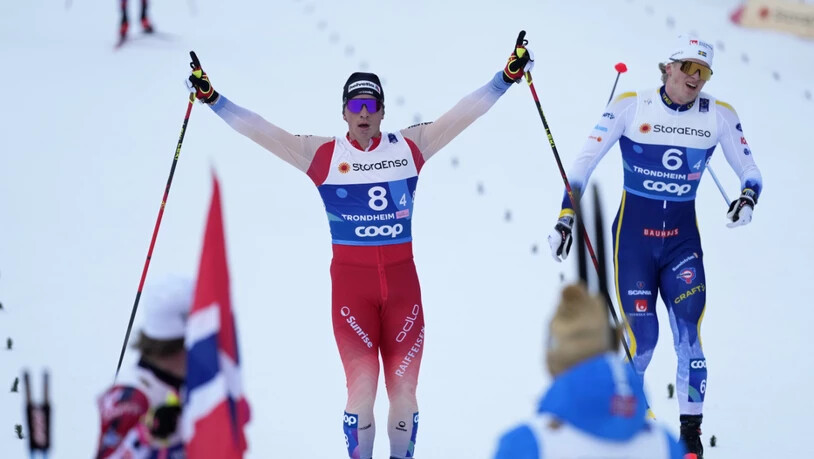 Valerio Grond jubelt im Ziel an der WM in Trondheim, wo er als Schlussläufer der Männerstaffel die Silbermedaille sichert