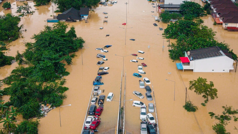 dpatopbilder - Autos und Häuser stehen in der Provinz Songkhla im Süden Thailands unter Wasser. Thailands Premierminister Anutin Charnvirakul rief am Dienstag den Notstand in der Provinz Songkhla aus, da die südliche Region von schweren Überschwemmungen…