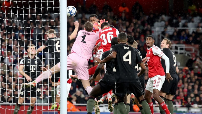 Goalie Manuel Neuer (in Rosa) kommt nach einem Corner im Gedränge nicht an den Ball und kassiert das 0:1