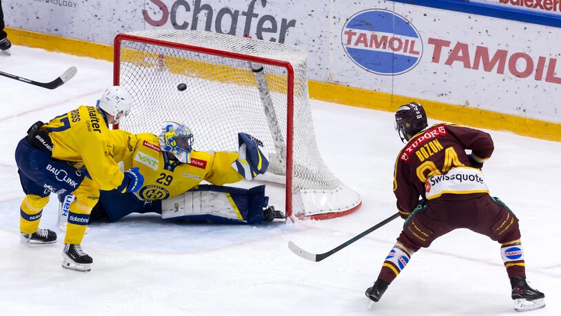 Gegentreffer zum 1:0: Goalie Sandro Aeschlimann muss sich dem Genfer Tim Bozon geschlagen geben.