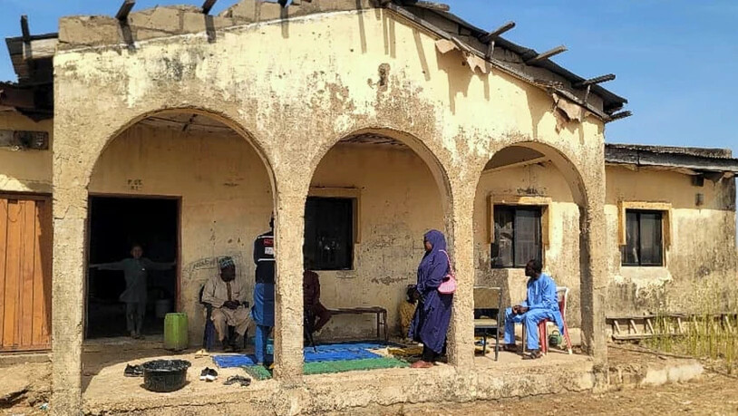 ARCHIV - Trauernde versammeln sich vor dem Haus von Hassan Yakubu Makuku, dem stellvertretenden Schulleiter der Government Girls Comprehensive Secondary School, der am Vortag von Bewaffneten angegriffen, entführt und getötet wurde. Foto: Tunde Omollehin…