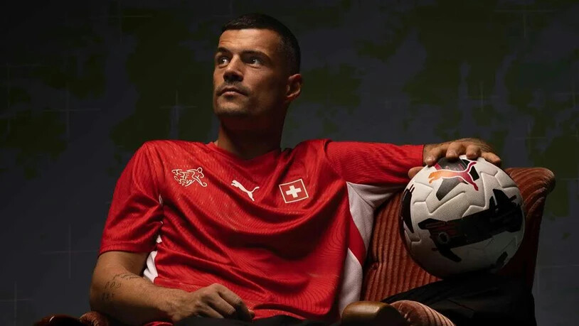 Nati-Trainer Granit Xhaka im neuen Heimtrikot der Schweizer Nationalmannschaft