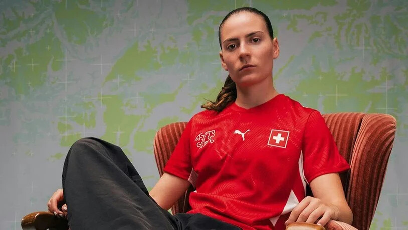 Nationalspielerin Smilla Vallotto präsentiert das neue Heimdress