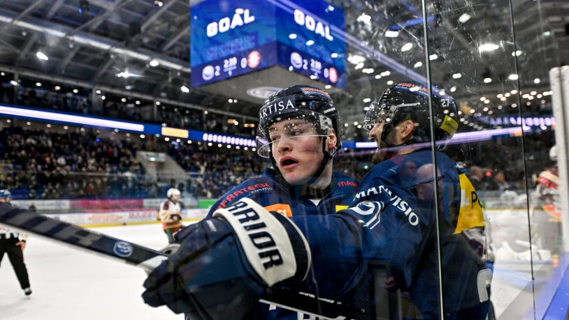 Miles Müller bejubelt sein vorentscheidendes 3:0 für Ambri-Piotta gegen Genf-Servette