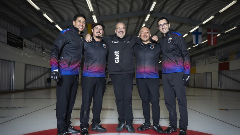 Das philippinische Curling Nationalteam mit Enrico Pfister, Skip Marc Pfister, Trainer Bernhard Werthemann in der Mitte, Alan Frei und Christian Haller (von links)