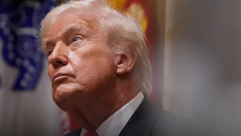 ARCHIV - US-Präsident Donald Trump nimmt an einer Kabinettssitzung im Weißen Haus teil (Archivbild). Foto: Julia Demaree Nikhinson/AP/dpa